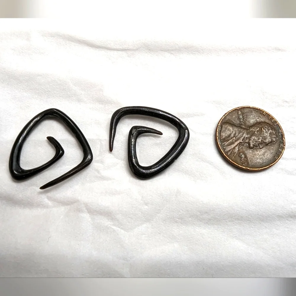 8g 1 pair of hand made Spiral 8(g) gauge earrings. Bone material. Black Color